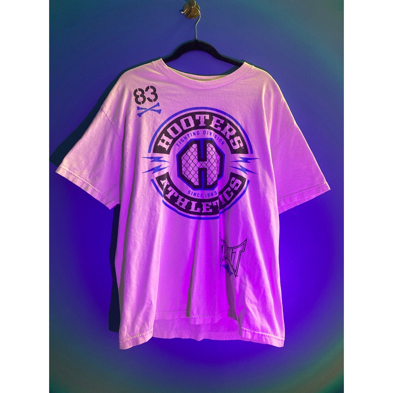 #83 Hooters Athletics Since 1983 TAPOUT Logo Print White Shirt Men's Size XL