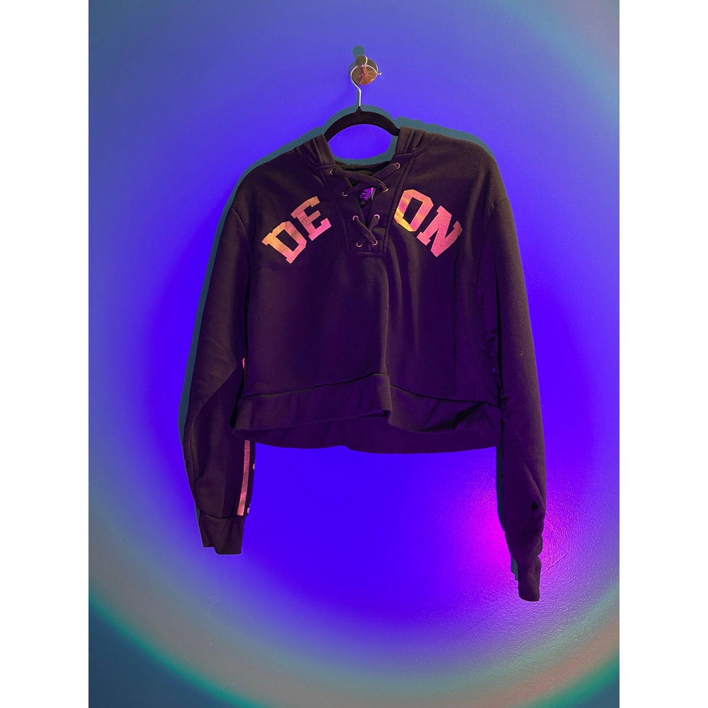 Dereon Black Hoodie Lace Up Cropped Sweatshirt Graphic Print Women's Medium