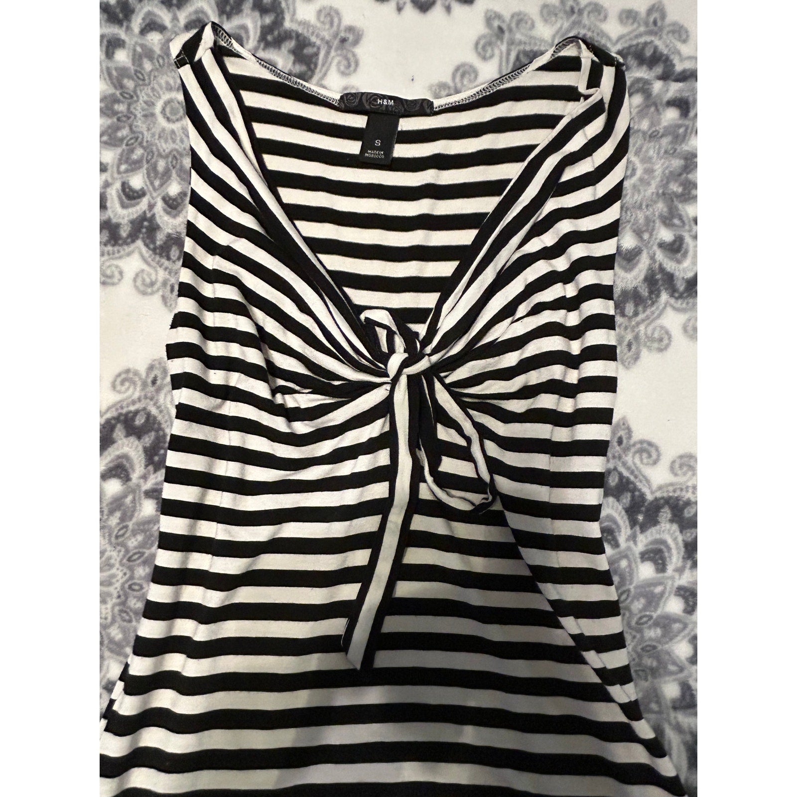 Y2K H&M V-neck Black and White Striped Sleeveless Shirt Front Ties Women's Small