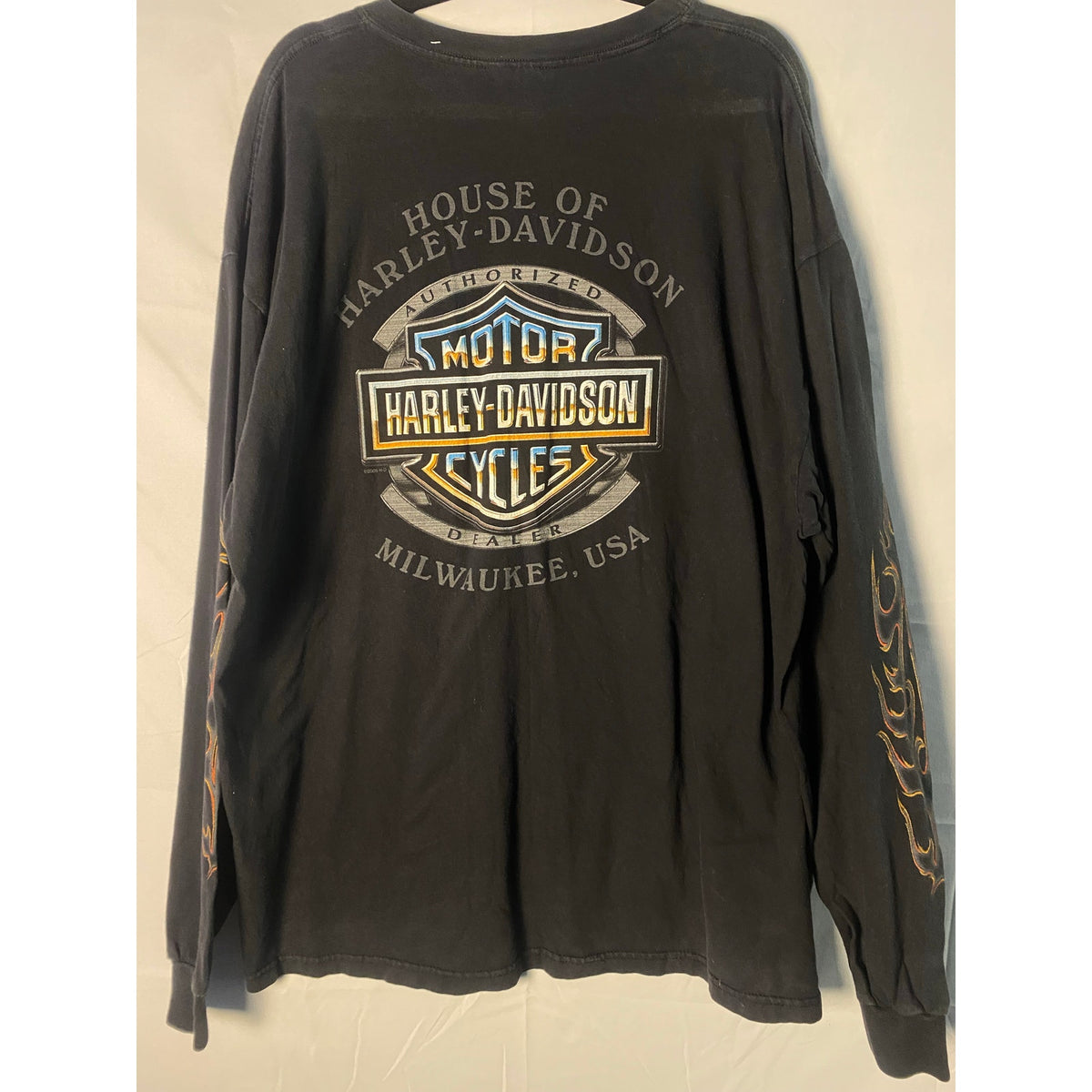 Harley Davidson Milwaukee, WI Black Long Sleeve Graphic Shirt Men's Size L/XL?