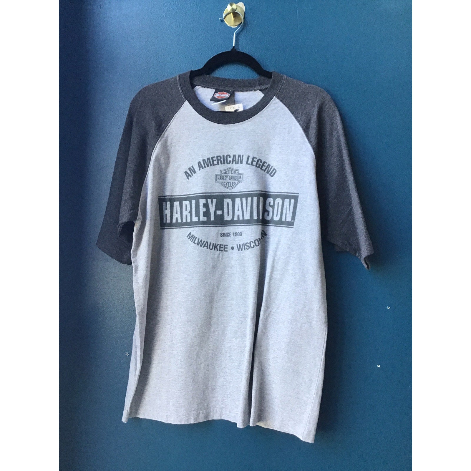 Harley Davidson An American Legend Milwaukee, Wisconsin Gray Raglan Shirt Large