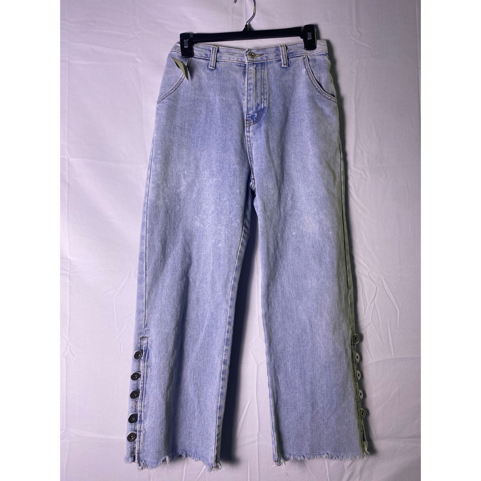 Davida Light Wash Wide Leg Cut-Off Buttoned Ankle Cropped Jeans Women's Medium