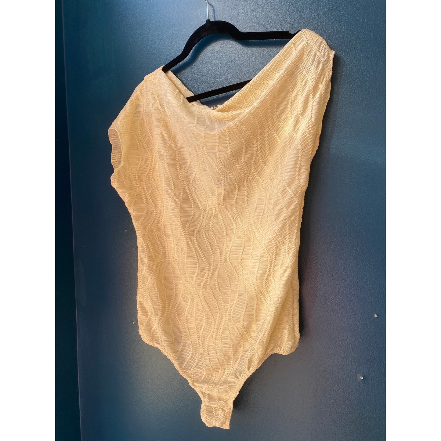 Boohoo Cream Textured One-Shoulder Bodysuit Women's Size 12 NWT