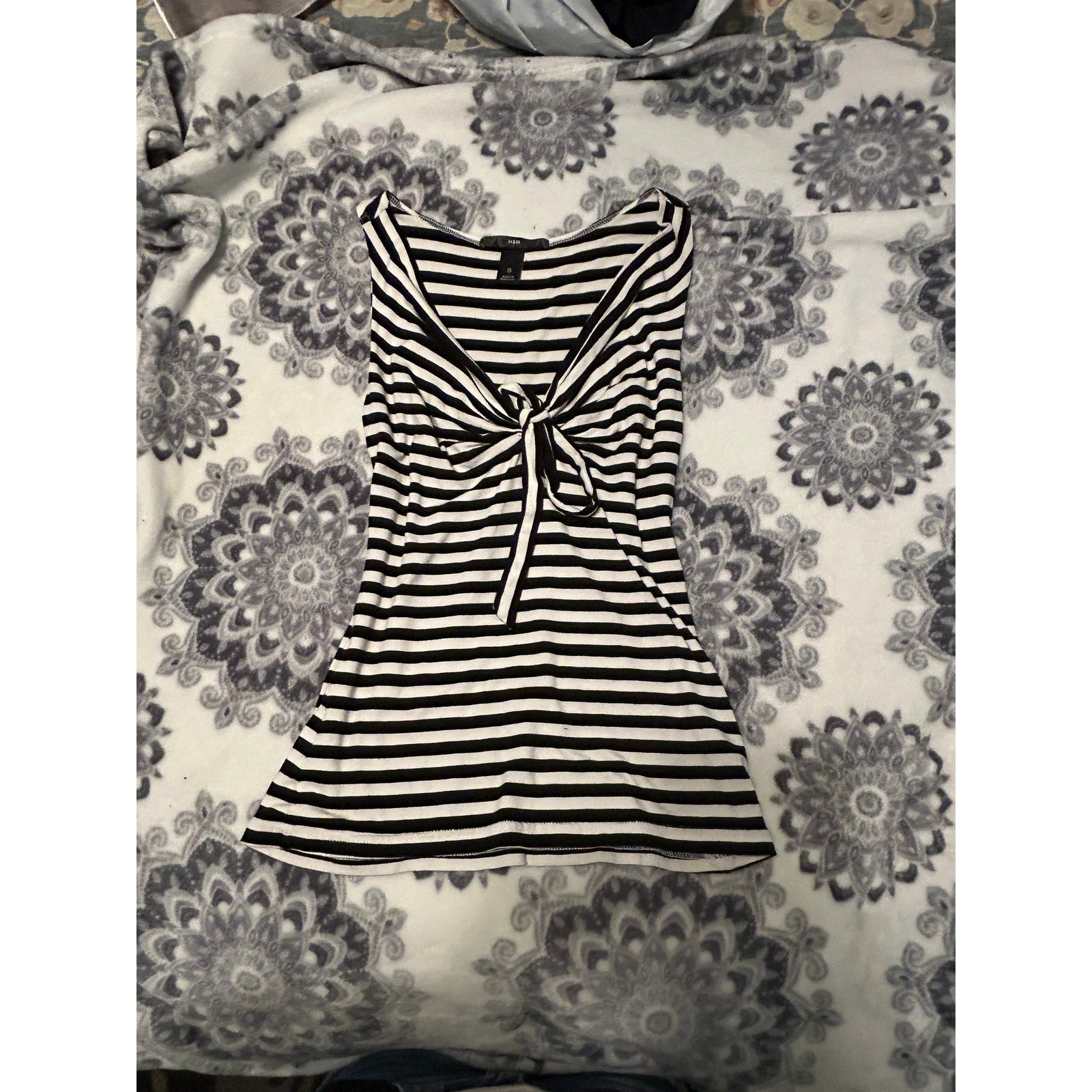 Y2K H&M V-neck Black and White Striped Sleeveless Shirt Front Ties Women's Small
