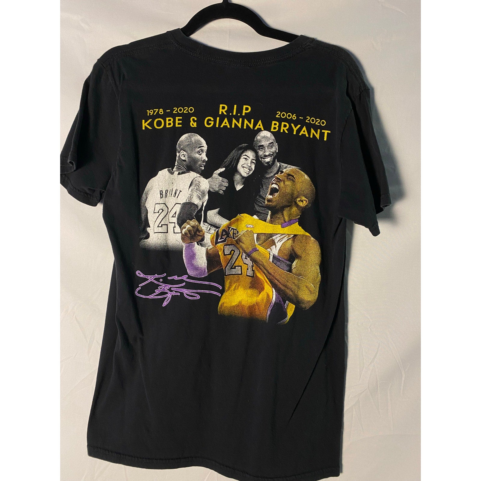 Gildan In Loving Memory Kobe Gianna Bryant 1978-2020 Graphic Print Shirt Medium